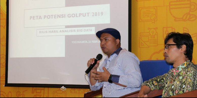 Peneliti Laboratorium Big Data Analytics DPP Fisipol UGM saat konferensi pers di Digilib Cafe Fisipol UGM (25/2/2019). 