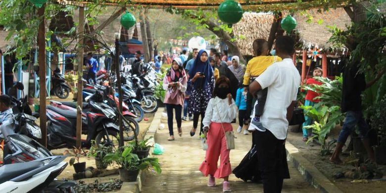 Pengunjung memasuki pintu masuk  Pantai Jangka di Desa Jangka Mesjid, Kecamatan Jangka, Kabupaten Bireuen, Aceh, Minggu (9/6/2019).