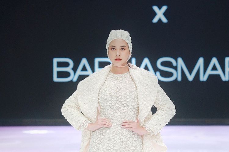 Desainer Barli Asmara bersama busana rancangannya di Indonesia Fashion Week 2019.