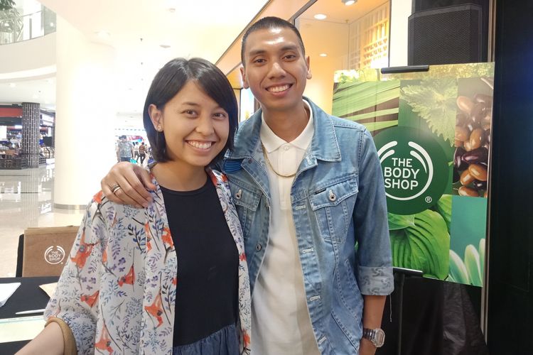 Personel grup musik RAN, Rayi Putra bersama istri, Dila Hadju, ketika menghadiri acara talkshow soal sampah di Senayan City, Jakarta Pusat, Rabu (4/7/2019).