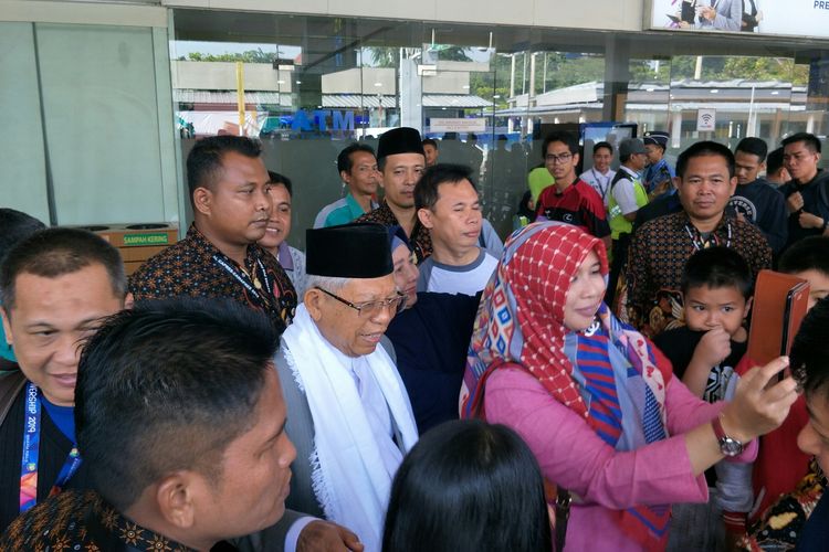 Cawapres nomor urut 01 Maruf Amin saat hendak melanjutkan perjalanan kampanye ke Sukabumi, Jawa Barat, Rabu (3/4/2019)