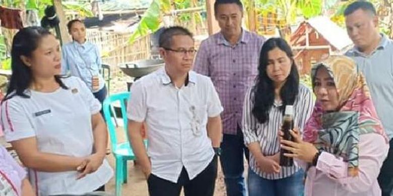 Hukum Tua atau Kepala Desa Liwutung Fita Onsu sedang menunjukkan kecap dari air kelapa yang dihasilkan Desa Liwutung, di Kabupaten Minahasa Tenggara, Sulawesi Utara