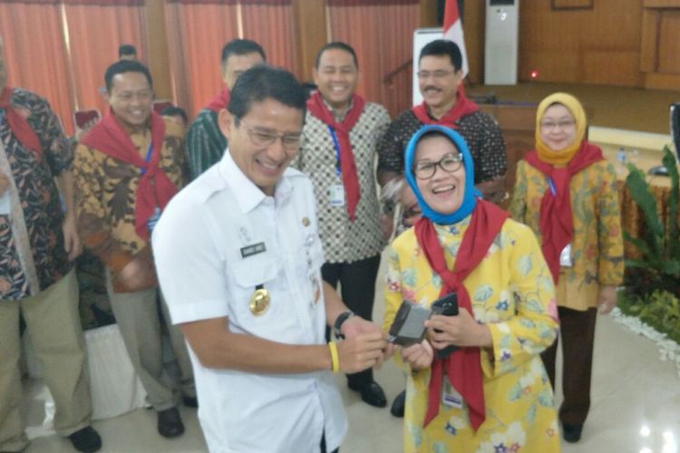 Wakil Gubernur DKI Jakarta Sandiaga Uno bersama pejabat eselon II yang selesai mengikuti diklat di Pusat Pelatihan Manajemen Kepemimpinan Pertanian, Jalan Raya Puncak, Bogor, Rabu (21/3/2018). 