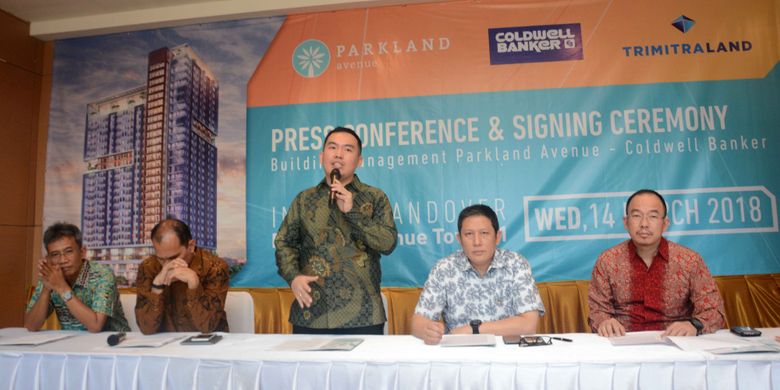 Direktur Utama PT Trimitra Propertindo Suryadi Tan sedang menjelaskan proyek superblok Parkland Avenue pada acara serah terima apartemen Tower Parkland, Rabu (14/3/2018). 