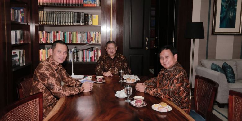 Ketua Umum Partai Gerindra Prabowo Subianto bertemu Ketua Umum Partai Demokrat Susilo Bambang Yudhoyono beserta Komandan Satuan Tugas Bersama (Kogasma) Agus Harimurti Yudhoyono (AHY), Selasa (24/7/2018), di rumah SBY, Kuningan, Jakarta Selatan.