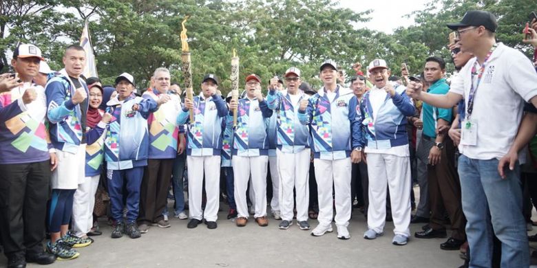 Pelaksanaan pawai obor Asian Para Games 2018 di kota Anging Mamiri, Makassar, Rabu (12/9/2018).