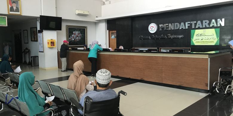 Beberapa pasien nampak menunggu di depan ruang pendaftaran RSUS Tangerang, Rabu (27/2/2019). Mulai hari ini pukul 06.00 WIB RSUD Tangerang sudah membuka layanan kesehatannya untum masyarakat dengan membuka 18 poliklinik. 