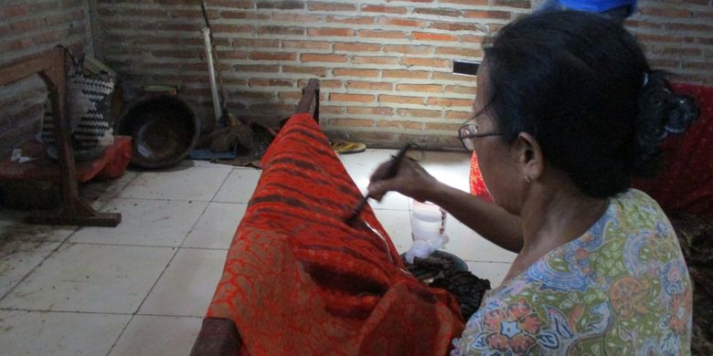 pengrajin batik lasem sedang membuat batik