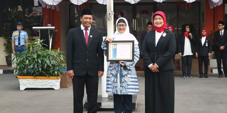 Universitas Budi Luhur (UBL) mendapat penghargaan dari Lembaga Layanan Pendidikan Tinggi (LLDikti) Wilayah III DKI Jakarta atas prestasi pengabdian masyarakat, khususnya melibatkan masyarakat pegiat sampah (14/8/2019).
