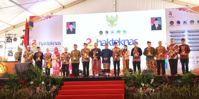 Pada Puncak Peringatan Hakteknas di Bali (28/8/2019) diserahkan Anugerah Iptek dan Inovasi 2019 oleh Menristekdikti Mohamad Nasir.