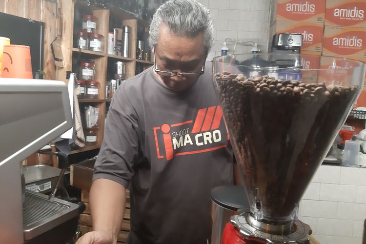 Hernawan Safari, dari pedagang tahu Sumedang alih fokus jadi pengusaha kafe kopi. Hernawan meracik kopi pesanan konsumennya di kafe Waroeng Kopi Boehoen, Selasa (30/4/2019) sore. AAM AMINULLAH/KOMPAS.com