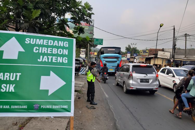 Kendaraan dari arah Bandung menuju Cirebon maupun sebaliknya padat di Simpang Tiga, Pamulihan, Sumedang, Jawa Barat, Kamis (6/6/2019) sore. AAM AMINULLAH/KOMPAS.com
