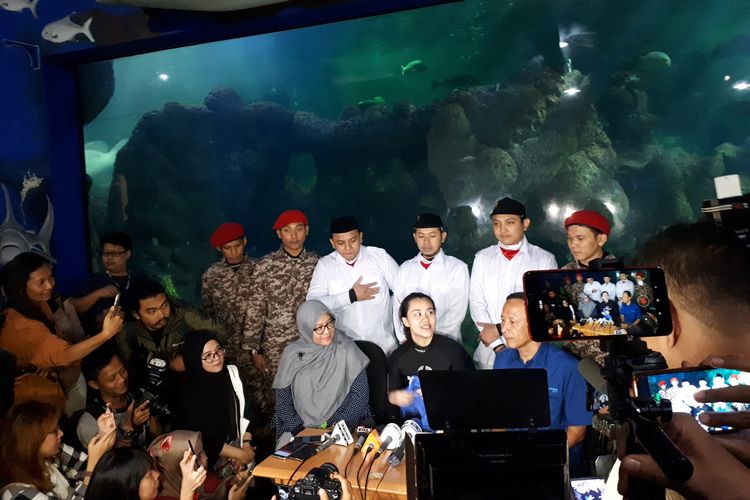 Penyanyi Aaliyah Massaid (berbaju hitam tengah) memberi keterangan usai menjalani geladi bersih pengibaran bendera Merah Putih di Aquarium Utama Sea World Ancol, Jakarta Utara, Senin (12/8/2019).