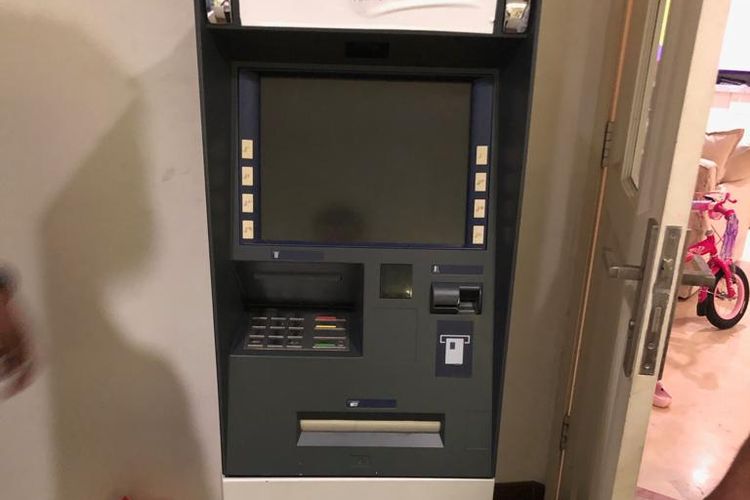 Barang bukti mesin atm yang diamankan saat penggeledahan apartemen Ramdyadhie Priambodo (RP) di Jalan Sudirman, Jakarta Selatan.