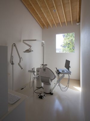 Ruangan klinik gigi NK di Jepang ini didesain dengan jendela terbuka dan tanaman yang menutupinya. Sehingga pasien tidak akan merasa privasinya terganggu.