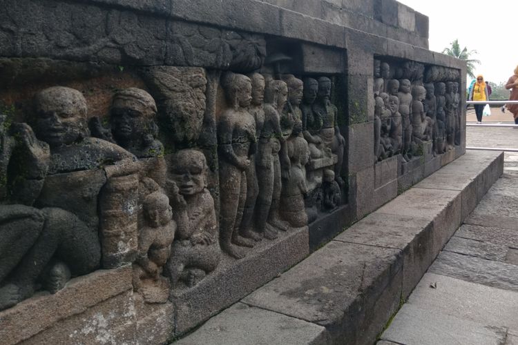 Relief Sidharta Gautama, di Candi Borobudur, Magelang, Jawa Tengah saat dipenuhi wisatawan di musim liburan sekolah, Sabtu (10/3/2018).