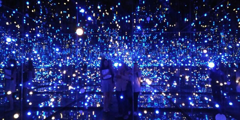 Salah satu karya seniman asal Jepang, Yayoi Kusama yang dipamerkan di National Gallery Singapore Gleaming Lights of the Souls, Jumat (14/7/2017). Pameran Kusama berlangsung dari 9 Juni hingga 3 September 2017.