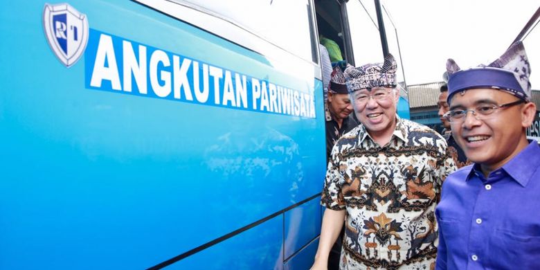 Bupati Banyuwangi Abdullah Azwar Anas dan Menteri Perdagangan Enggartiasto Lukita saat soft launching angkutan wisata gratis di terminal Brawijaya, Banyuwangi, Senin (31/7/2017).