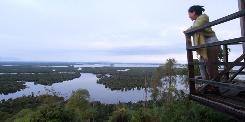 Pengunjung saat menikmati panorama Taman Nasional Danau Sentarum dari puncak Bukit Tekenang. Danau Sentarum berada di Kecamatan Selimbau, Kabupaten Kapuas Hulu, Kalimantan Barat.