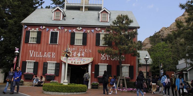 Village Store merupakan salah satu toko suvenir aneka produk Disney yang tersedia di Tokyo Disney Sea, Jumat (13/4/2018).