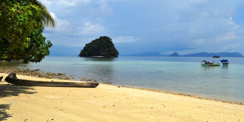 Salah satu pantai indah yang dimiliki Kabupaten Tapanuli Tengah, Sumatera Utara.
