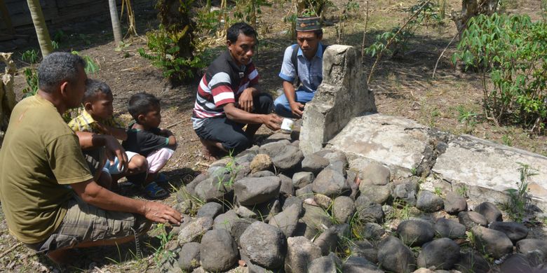 Ahli waris Ritus adat Kebhu, Donatus Jimung bersama keluarganya melaksanakan ritus adat di makam leluhur Suku Lowa di Kampung Nangarawa, Minggu (28/10/2018). 