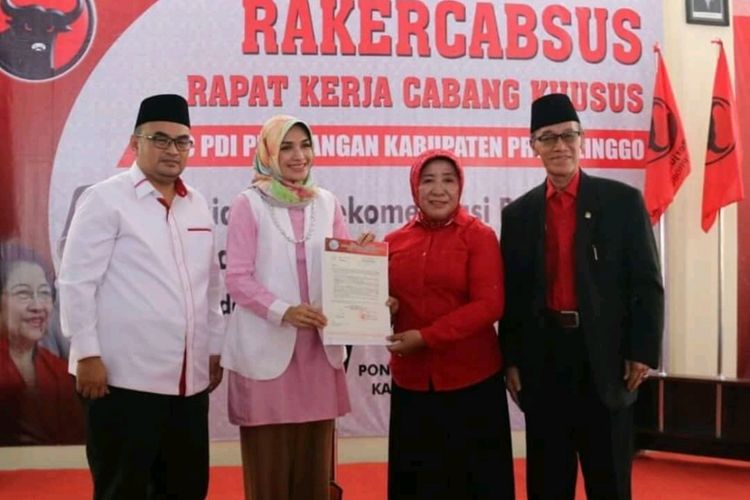 Wakil Ketua DPD PDI-P Jawa Timur Rukmini (dua dari kanan) menyerahkan rekomendasi calon kepala daerah Kabupaten Probolinggo kepada Bupati Probolinggo Tantri (dua dari kiri) di Probolinggo, Jawa Timur, Minggu (10/12/2017).
