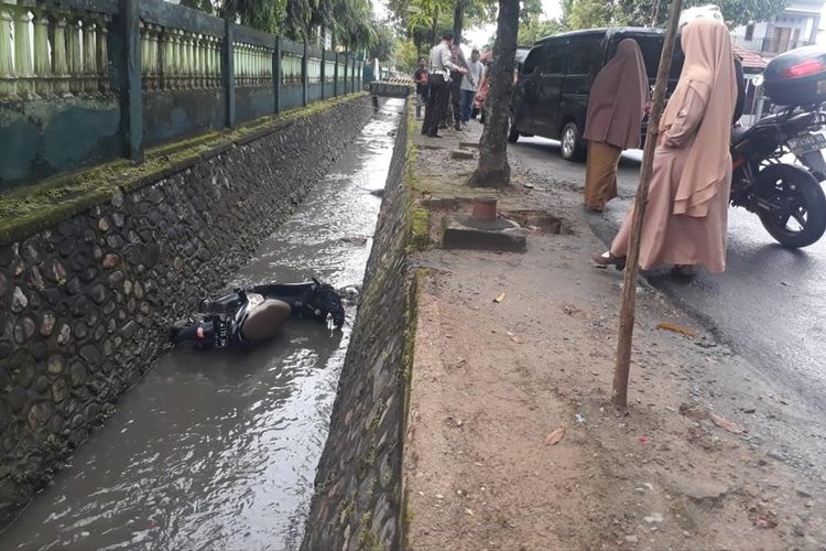 Motor pelajar SMK negeri 1 Palopo terjungkal ke Got setelah berupaya menyalib kendaraan angkutan kota di jalan Opu To Sappaile, Kelurahan Boting, Kecamatan Wara, Kota Palopo, Senin (15/07/2019).