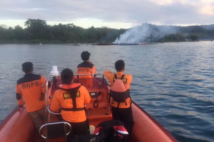 Tim Basarnas Kendari melakukan pencarian terhadap 4 orang penumpang KM Izhar yang terbakar di sekitar perairan antara pulau Bokori dan Tapulaga, Konawe. 