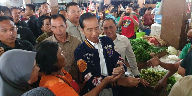 Presiden Joko Widodo blusukan ke salah satu pasar tradisional di Medan, Sabtu (16/3/2019).