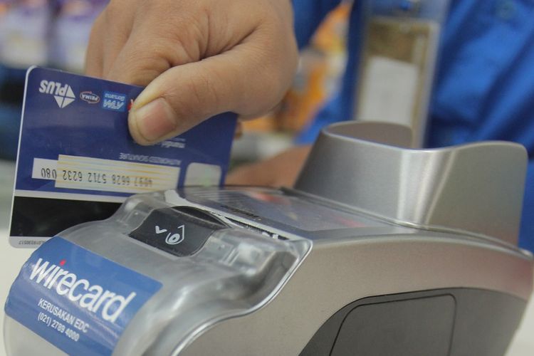Karyawan toko mengesekan kartu debit di mesin Electronic Data Capture (EDC) di Jakarta, Selasa (5/9/2017). 