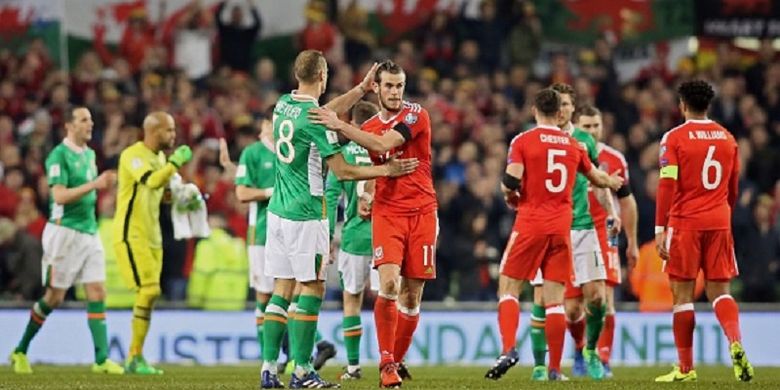 Gareth Bale menyalami David Meyler seusai laga Kualifikasi Piala Dunia 2018 antara Wales dan Rep Irlandia di Stadion Aviva, Dublin, Jumat (24/3/2017). 