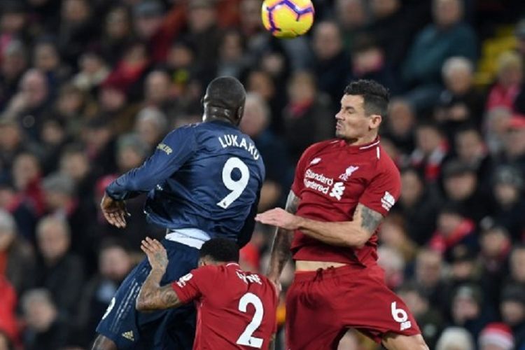 Romelu Lukaku dan Dejan Lovren berduel di udara pada pertandingan Liverpool vs Manchester United dalam pekan ke-17 Liga Inggris di Stadion Anfield, 16 Desember 2018. 