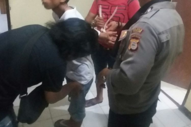 JT (22) tengah diringkus aparat kepolisian di Takalar, Sulawesi Selatan usai membakar rumah orangtuanya lantaran stres gadis pujaannya menikah dengan pria lain. Senin, (10/12/2018).