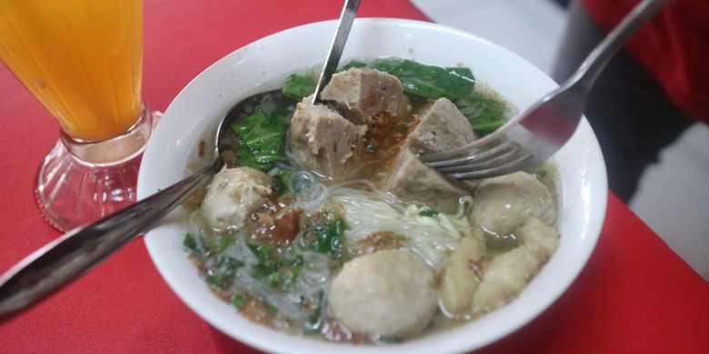 Seporsi bakso bom pedas di kedai Bakso Bom mas Erwin, Tebet Barat, Jakarta. Hidangan ini merupakan unggulan dari kedai tersebut, bakso besar berisikan cabai rawit merah digiling dengan daging sapi, Selasa (11/7/2017). 