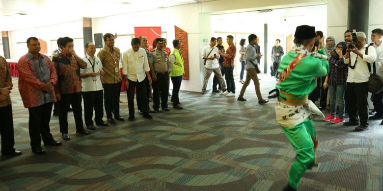 Penyambutan penumpang Air Asia Jakarta - Makau di Terminal 2D Bandara Soekarno Hatta, Tangerang, Senin (7/8/2017). Acara penyambutan dihadiri Chief Executive Officer (CEO) AirAsia Group untuk Indonesia, Dendy Kurniawan; CEO AirAsia, Tony Fernandes; Deputi Bidang Pengembangan Pemasaran Pariwisata Mancanegara Kementerian Pariwisata, I Gde Pitana; Direktur Utama PT Angkasa Pura II, Muhammad Awaluddin; dan Direktur Jenderal Perhubungan Udara, Agus Santoso.