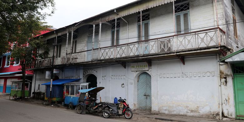 Gedung Yayasan Kopra di pusat kota Gorontalo yang masih berdiri. Di kawasan ini banyak bangunan rumah bergaya kolonial yang dihuni pejabat Pemerintah Hindia Belanda