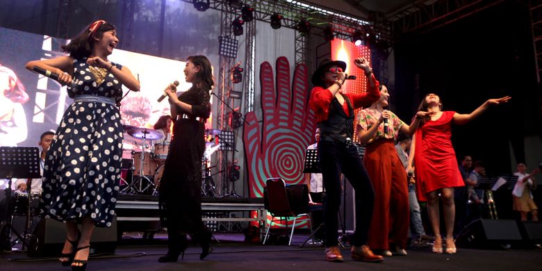 Andy /rif (tengah) tampil bersama Hello Dangdut pada hari kedua Syncronize Fest 2017 di Gambir Expo Kemayoran, Jakarta, Sabtu (7/10/2017). Festival musik yang berlangsung hingga Minggu (8/10/2017) tersebut menampilkan beberapa musisi di antaranya ada Bangkutaman, Jason Ranti, Adhitya Sofyan, Float, Pee Wee Gaskins, Indische Party, dan Hello Dangdut.