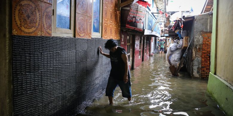 Suasana perumahan warga yang terendam air laut di Kampung Luar Batang, Penjaringan, Jakarta Utara, Selasa (7/11/2017). Permukiman itu terendam air akibat bocornya tanggul yang berada di balik kampung sehingga menyebabkan puluhan rumah di RT 03 RW 03 terendam air setinggi 50 sentimeter.