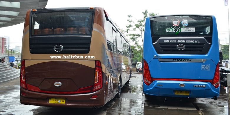 Perbedaan unit bus PPD yang digunakan untuk bus kota (kanan, biru) dan pariwisata (kiri, cokelat).