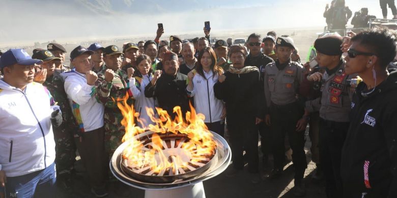 Rombongan kirab obor Asian Games 2018 menyulut mini cauldron yang tersedia di puncak Gunung Bromo.