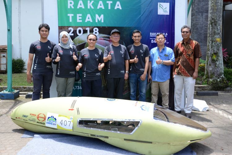 Tim Rakata ITB memamerkan produk hasil pengembangannya, bersama pihak Hino.