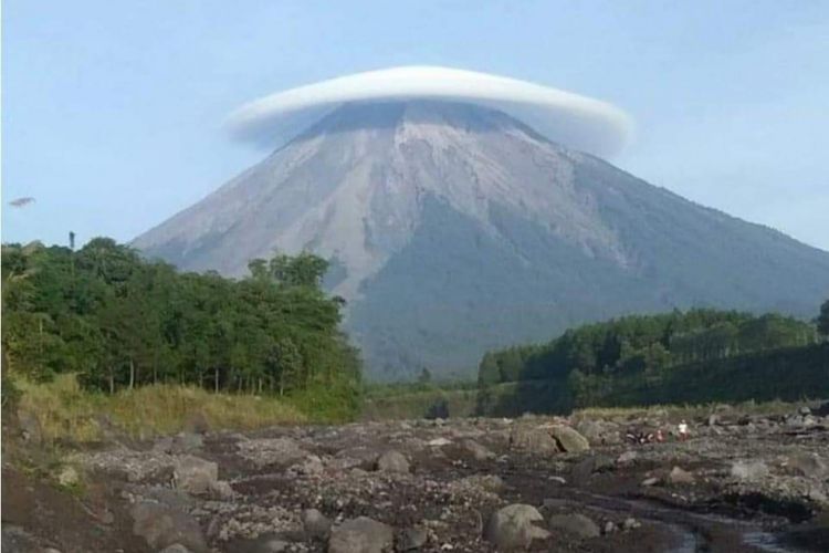 Puncak Gunung Semeru atau Mahameru di Kabupaten Lumajang, Jawa Timur tertutup awan sehingga terlihat seperti bertopi pada Senin (10/12/2018)
