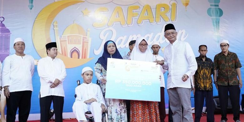 Direktur Network & IT Solution Telkom Zulhelfi Abidin (ketiga dari kanan) menyerahkan simbolis bantuan santunan anak yatim yang disaksikan oleh Kepala Bidang Kebijakan Tanggung Jawab Sosial Lingkungan Kementerian BUMN RI Eko Setiawan (kedua dari kiri) dan Asisten Bidang Ekonomi dan Pembangunan Pemerintah Provinsi Kalimantan Utara Syaiful Herman (paling kiri) saat acara Safari Ramadhan BUMN Hadir untuk Negeri di Tarakan, Jumat (17/5).