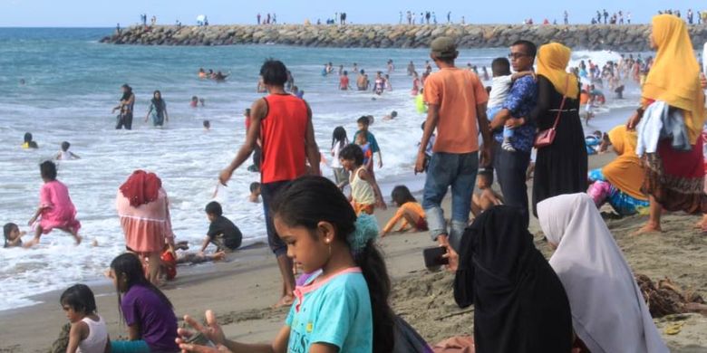 Pengunjung memadati Pantai Jangka di Desa Jangka Mesjid, Kecamatan Jangka, Kabupaten Bireuen, Aceh, Minggu (9/6/2019).