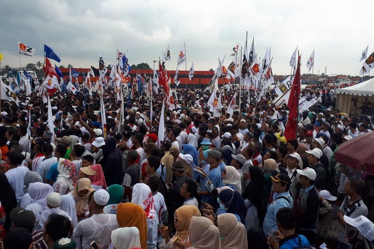 Para massa kampanye Capres 02 Prabowo Subianto memadati pelatan Benteng Kuto Besak Palembang, Sumatera Selatan, Selasa (9/4/2019).