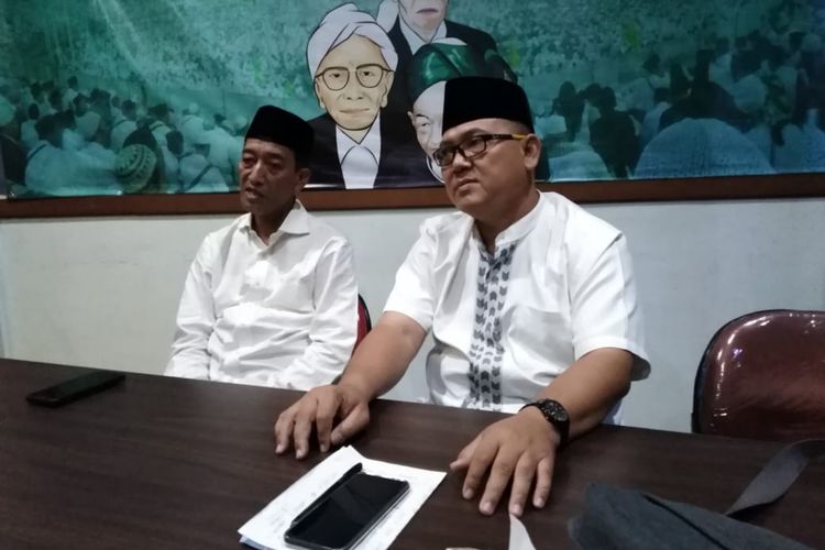 Salah satu cucu pendiri Nahdlatul Ulama (NU) KH Wahab Hasbullah, KH Solachul Aam Wahib Wahab atau Gus Aam (kiri), mengklaim pergerakan massa dari Jatim untuk mengepung kantor KPU pada 22 Mei 2019 di Jakarta tetap tak terbendung.