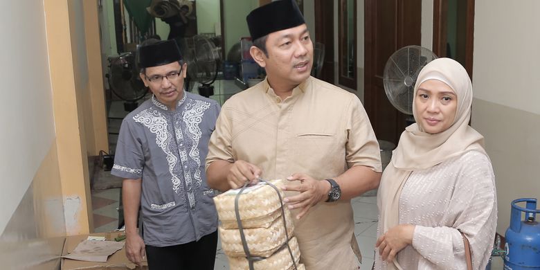 Wali Kota Semarang Hendrar Prihadi menunjukkan besek sebagai alat pengganti plastik untuk pembagian daging kurban pada perayaan Idul Adha di Kota Semarang, Minggu (12/8/2019)