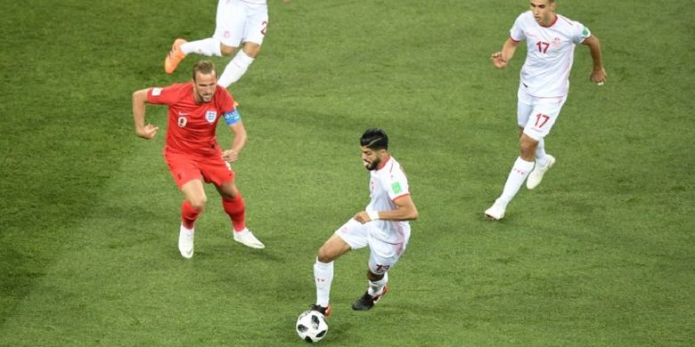 Harry Kane mencoba mengejar bola yang dikuasai Ferjani Sassi pada pertandingan Grup G Piala Dunia 2018 antara Inggris dan Tunisia di Volgograd, 18 Juni 2018. 