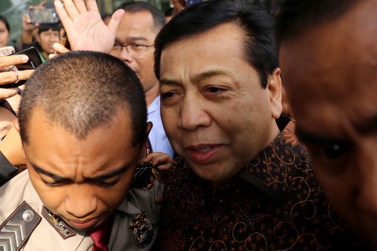 Ketua DPR Setya Novanto meninggalkan Gedung Komisi Pemberantasan Korupsi (KPK) seusai diperiksa di Jakarta, Jumat (14/7/2017).  Setya Novanto diperiksa sebagai saksi untuk kasus dugaan korupsi dalam pengadaan Kartu Tanda Penduduk berbasis elektronik ( e-KTP).